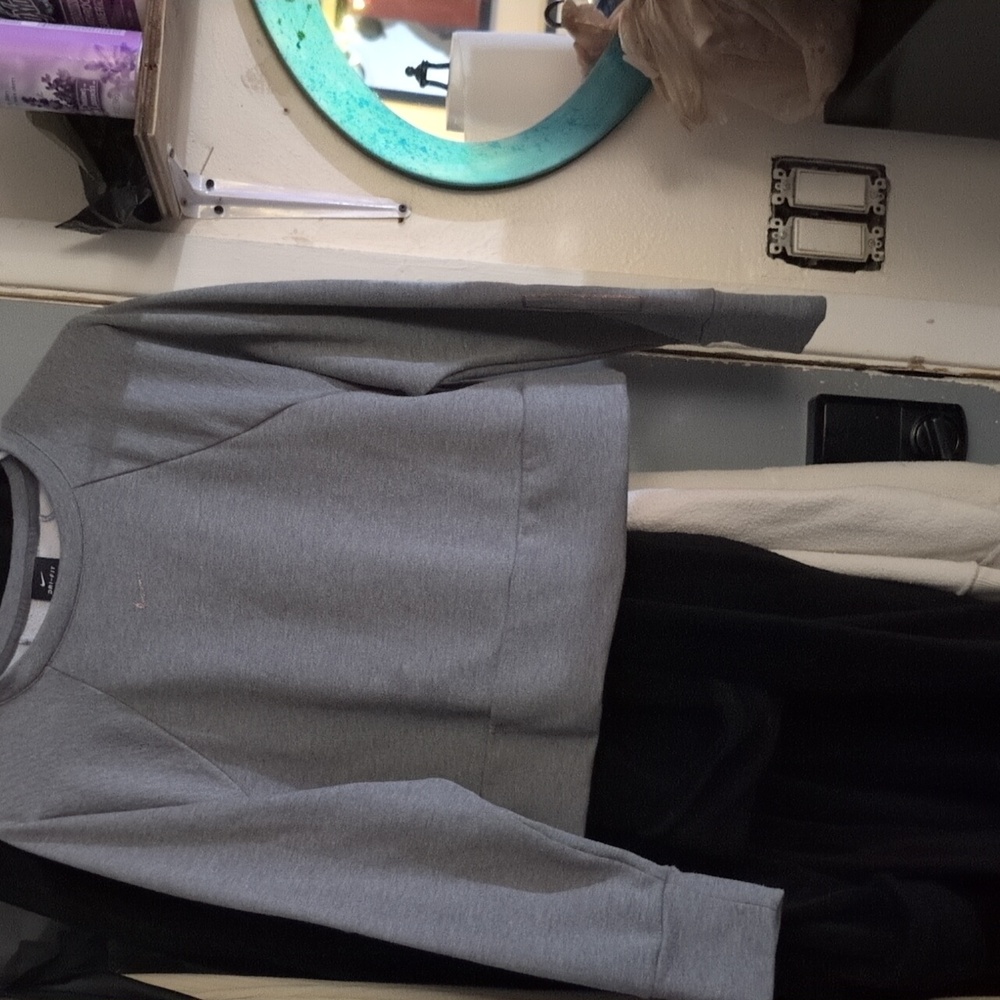 NIKE DRI FIT CROPPED SWEATSHIRT